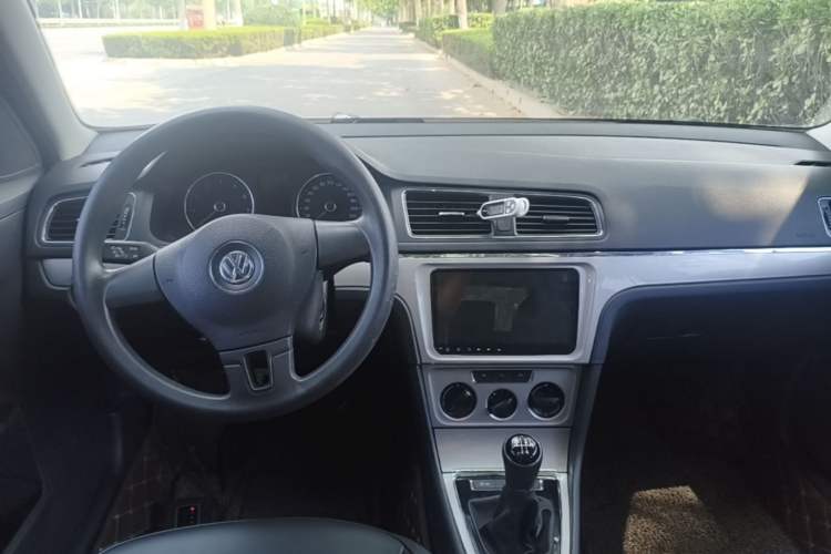 Used Volkswagen Gran Lavida 2013 1.6L Manual Comfort Model Center Console