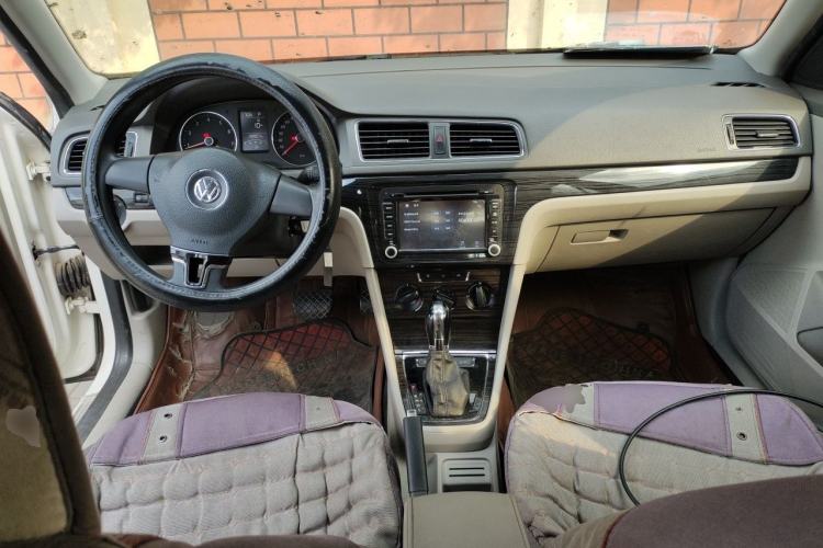 Used Volkswagen Gran Lavida 2013 1.6L Automatic Comfort Model Center Console