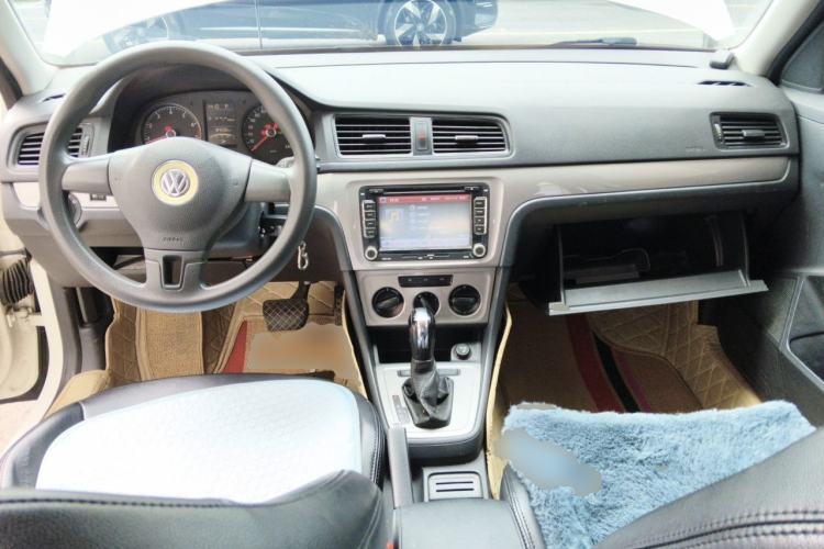 Used Volkswagen Gran Lavida 2013 1.6L Automatic Fashion Model Center Console