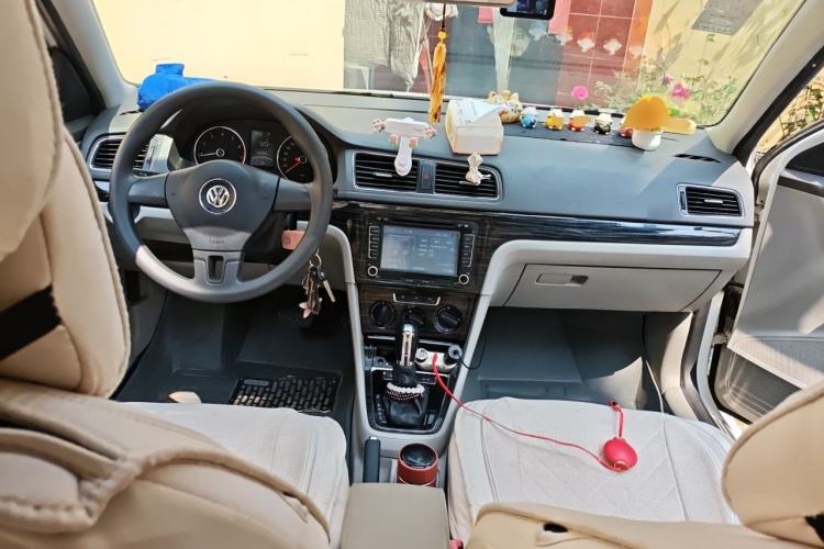 Used Volkswagen Gran Lavida 2013 1.6L Automatic Comfort Model Center Console