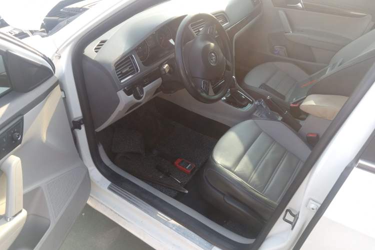 Used Volkswagen Gran Lavida 2013 1.6L Automatic Luxury Model Driver Seat