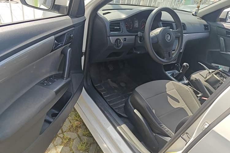 Used Volkswagen Gran Lavida 2013 1.6L Manual Fashion Model Driver Seat