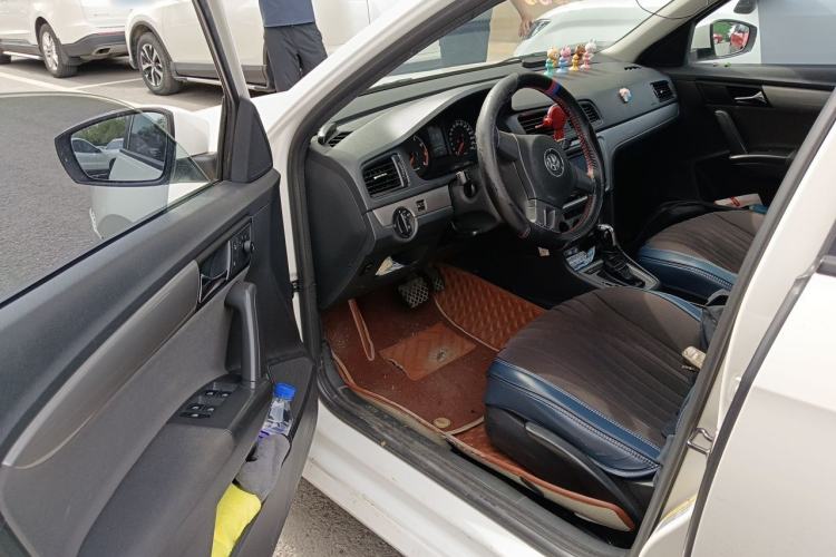 Used Volkswagen Gran Lavida 2013 1.6L Automatic Fashion Model Driver Seat