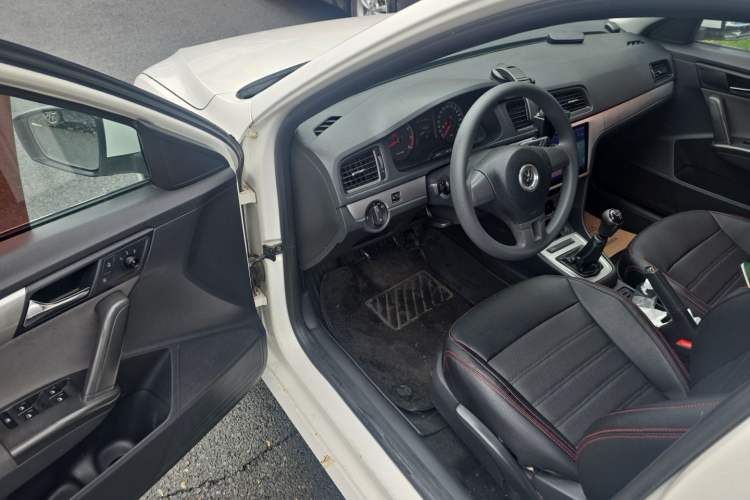 Used Volkswagen Gran Lavida 2013 1.6L Manual Fashion Model Driver Seat