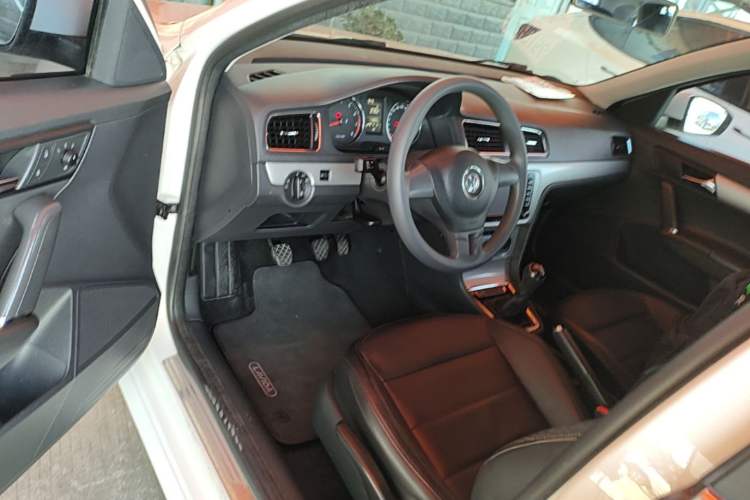 Used Volkswagen Gran Lavida 2013 1.6L Manual Comfort Model Driver Seat