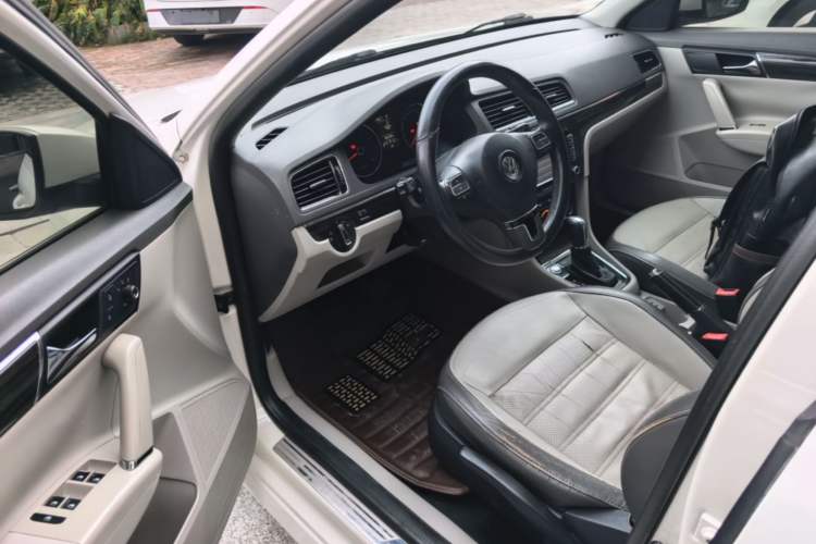 Used Volkswagen Gran Lavida 2013 1.6L Automatic Luxury Model Driver Seat