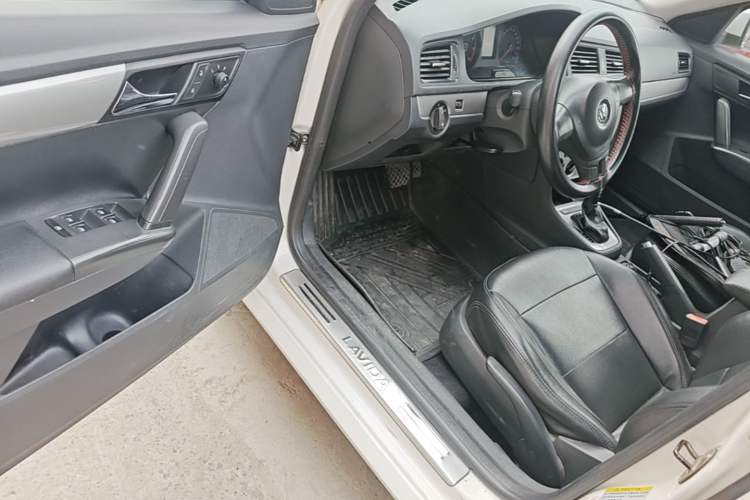 Used Volkswagen Gran Lavida 2013 1.6L Automatic Fashion Model Driver Seat