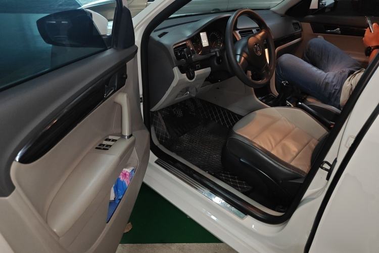 Used Volkswagen Gran Lavida 2013 1.6L Manual Comfort Model Driver Seat