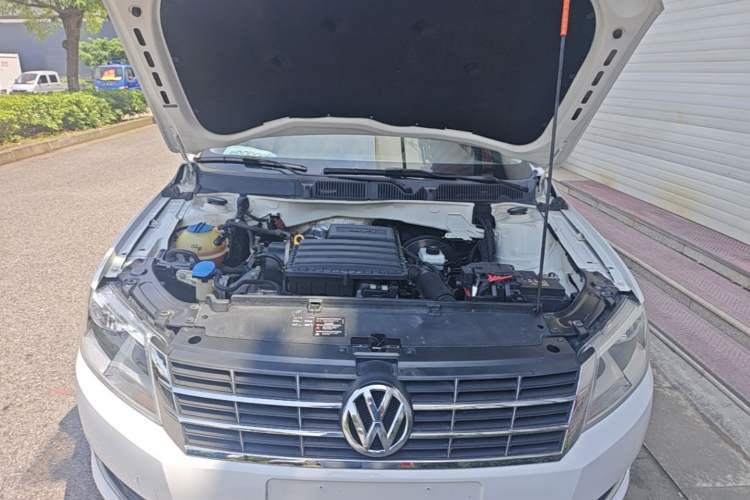 Used Volkswagen Gran Lavida 2013 1.6L Automatic Comfort Model Engine Bay