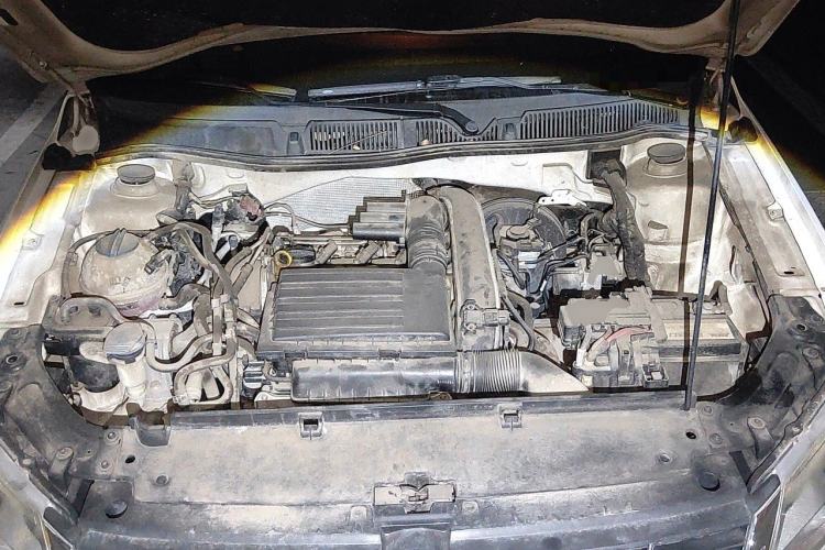 Used Volkswagen Gran Lavida 2013 1.4 TSI Automatic Comfort Model Engine Bay