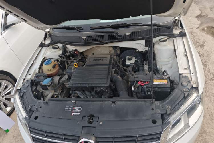 Used Volkswagen Gran Lavida 2013 1.6L Automatic Comfort Model Engine Bay