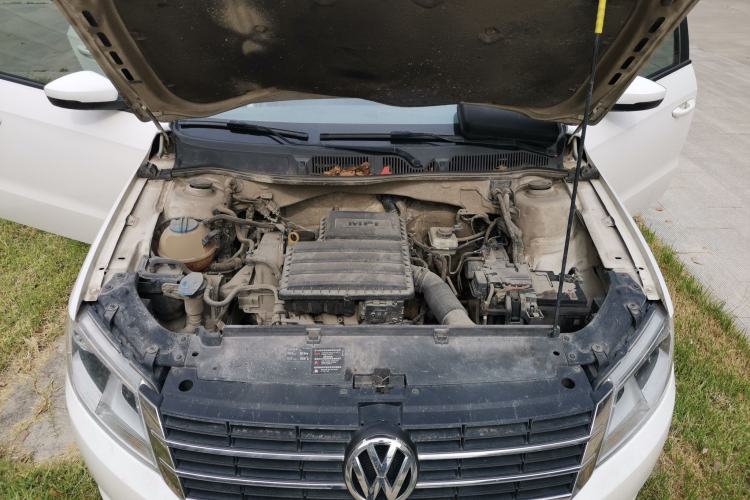 Used Volkswagen Gran Lavida 2013 1.6L Manual Fashion Model Engine Bay