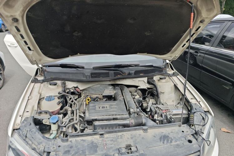 Used Volkswagen Gran Lavida 2013 1.4 TSI Automatic Comfort Model Engine Bay