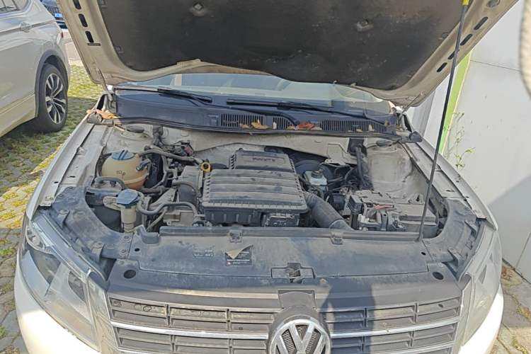 Used Volkswagen Gran Lavida 2013 1.6L Manual Fashion Model Engine Bay