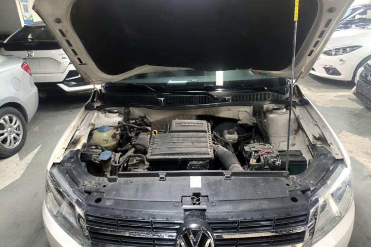 Used Volkswagen Gran Lavida 2013 1.6L Manual Fashion Model Engine Bay
