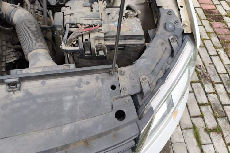 Used Volkswagen Gran Lavida 2013 1.6L Manual Comfort Model Engine Bay Left