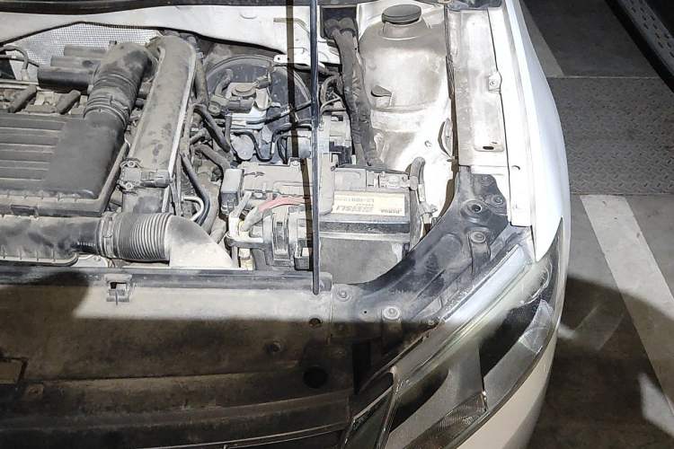 Used Volkswagen Gran Lavida 2013 1.4 TSI Automatic Comfort Model Engine Bay Left