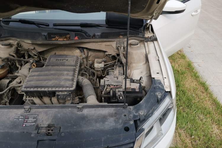 Used Volkswagen Gran Lavida 2013 1.6L Manual Fashion Model Engine Bay Left