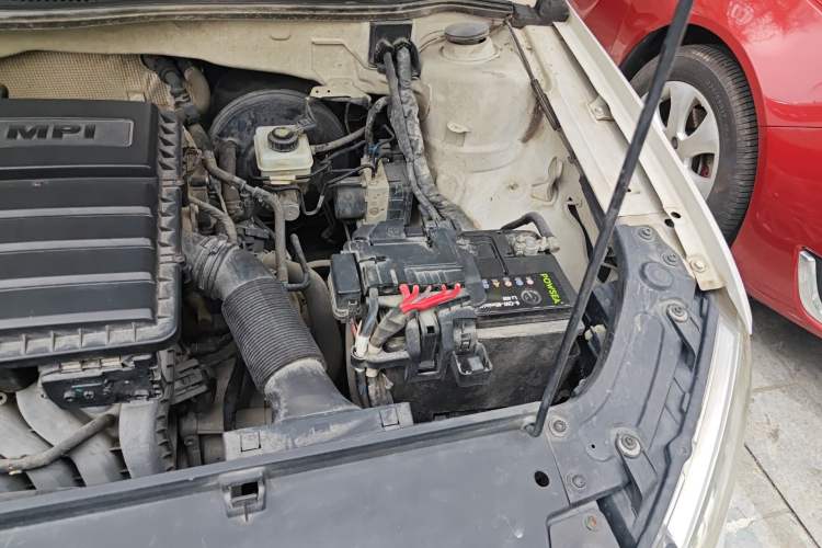 Used Volkswagen Gran Lavida 2013 1.6L Manual Comfort Model Engine Bay Left