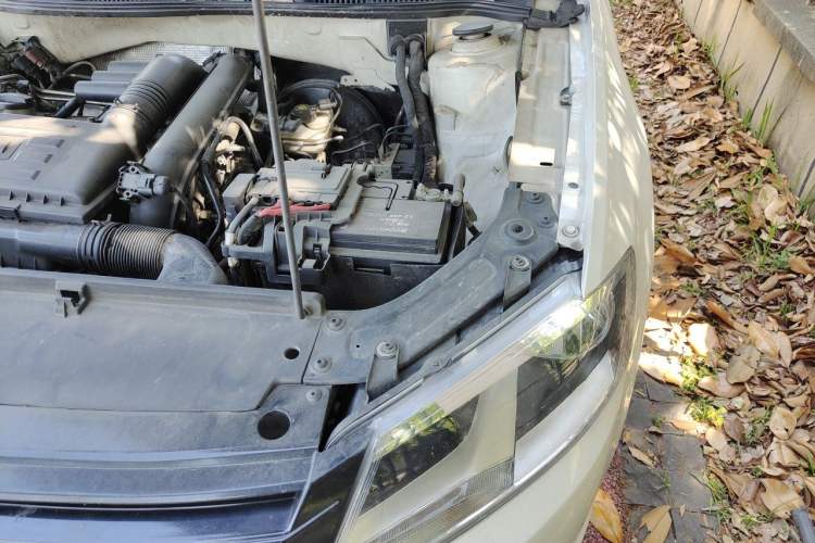 Used Volkswagen Gran Lavida 2013 1.4 TSI Automatic Comfort Model Engine Bay Left