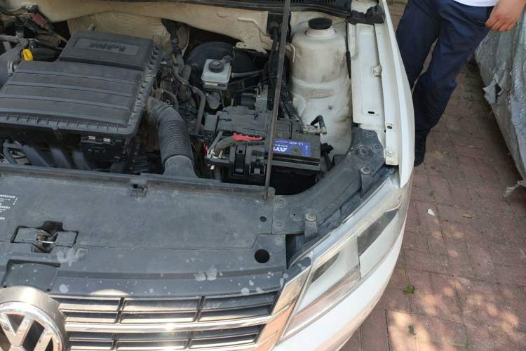 Used Volkswagen Gran Lavida 2013 1.6L Manual Fashion Model Engine Bay Left
