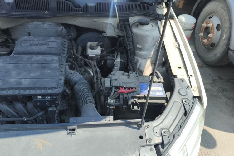Used Volkswagen Gran Lavida 2013 1.6L Automatic Fashion Model Engine Bay Left