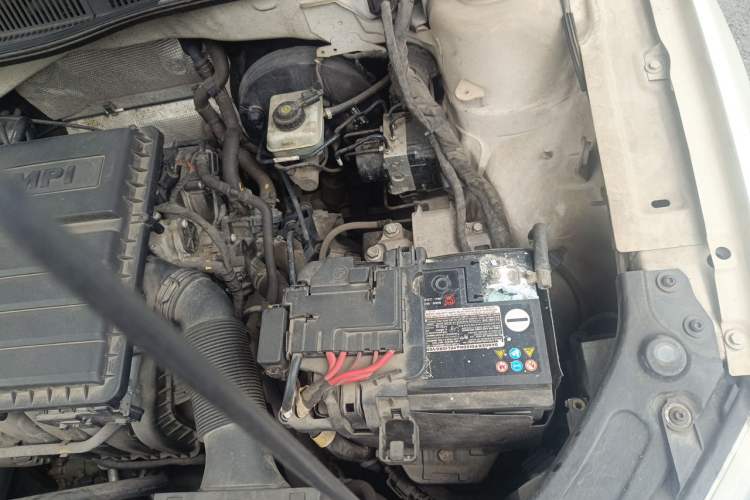Used Volkswagen Gran Lavida 2013 1.6L Manual Fashion Model Engine Bay Left