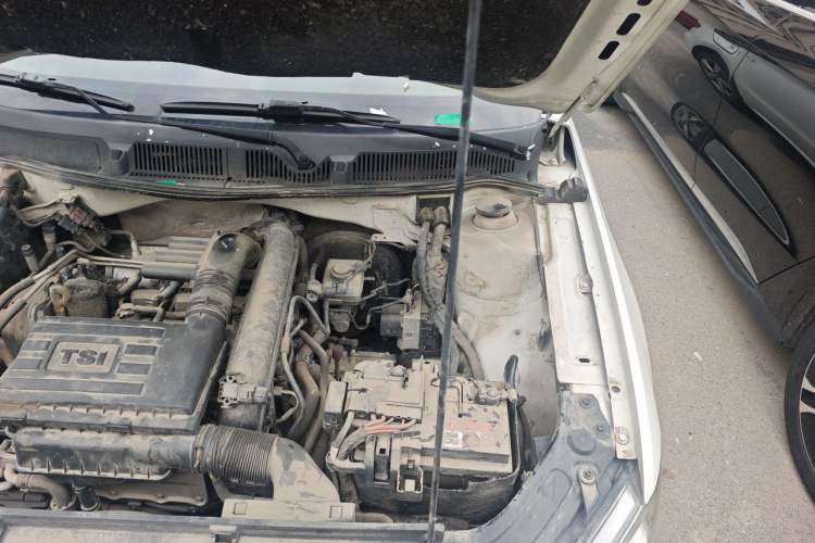 Used Volkswagen Gran Lavida 2013 1.4 TSI Automatic Comfort Model Engine Bay Left