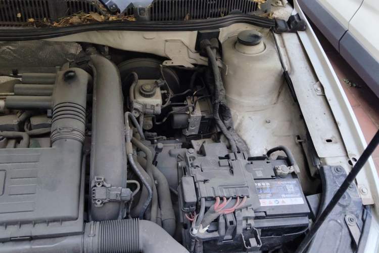 Used Volkswagen Gran Lavida 2013 1.4 TSI Automatic Comfort Model Engine Bay Left
