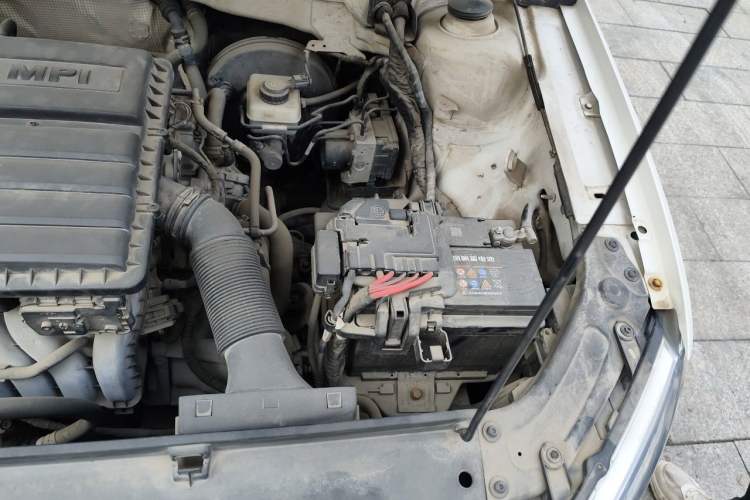 Used Volkswagen Gran Lavida 2013 1.6L Manual Fashion Model Engine Bay Left