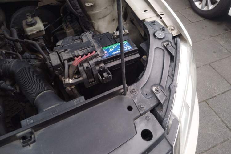 Used Volkswagen Gran Lavida 2013 1.6L Automatic Fashion Model Engine Bay Left