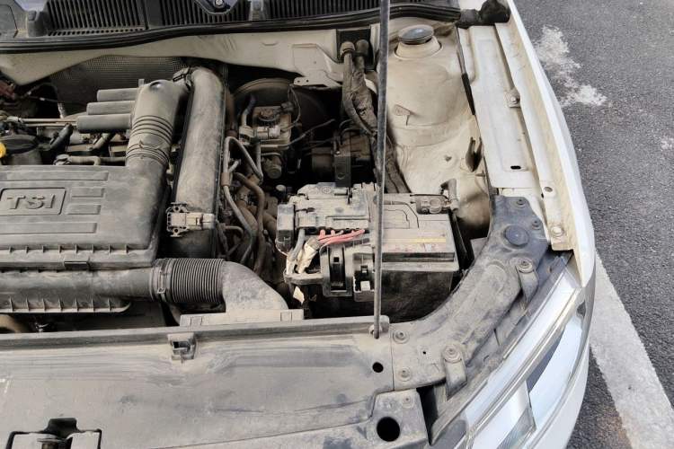 Used Volkswagen Gran Lavida 2013 1.4 TSI Automatic Comfort Model Engine Bay Left