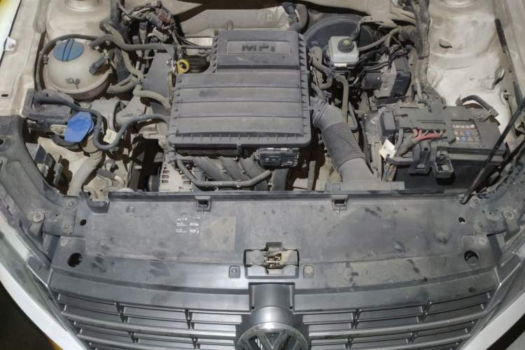 Used Volkswagen Gran Lavida 2013 1.6L Manual Fashion Model Engine Bay