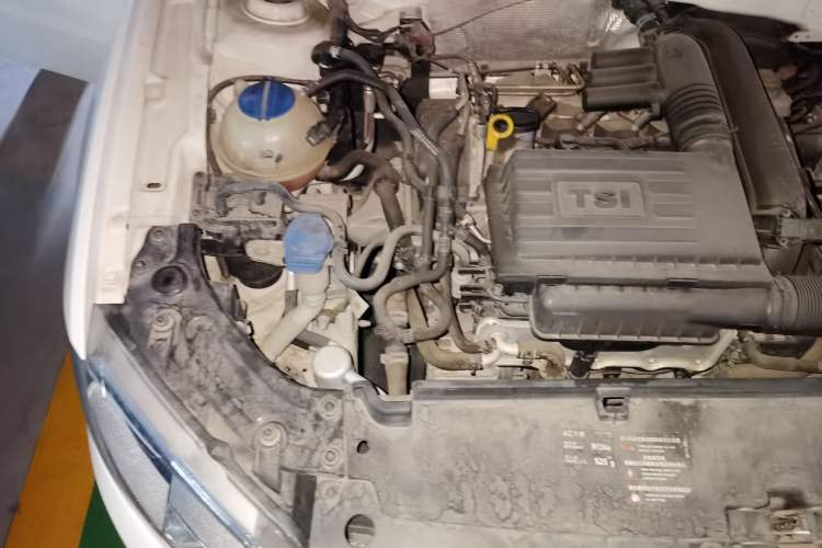 Used Volkswagen Gran Lavida 2013 1.4 TSI Manual Comfort Model Engine Bay Right