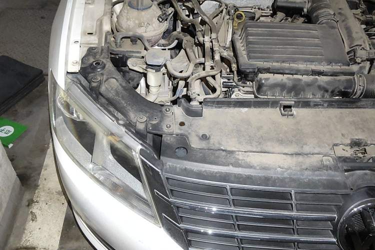 Used Volkswagen Gran Lavida 2013 1.4 TSI Automatic Comfort Model Engine Bay Right