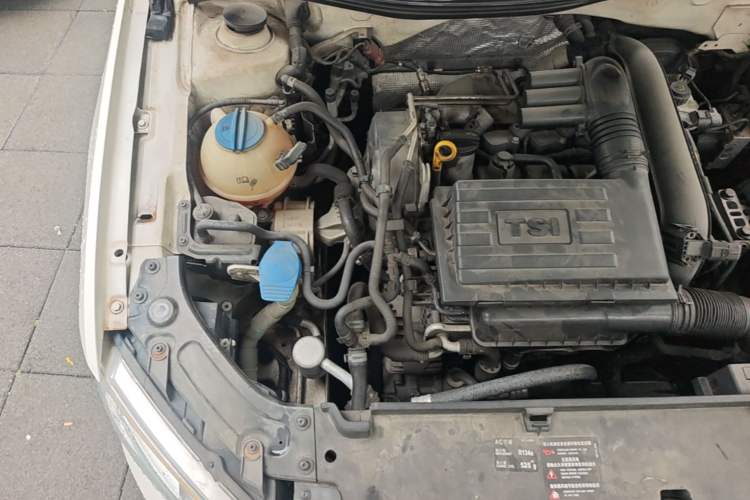 Used Volkswagen Gran Lavida 2013 1.4 TSI Automatic Comfort Model Engine Bay Right