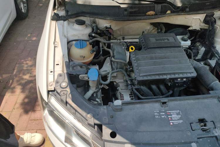 Used Volkswagen Gran Lavida 2013 1.6L Manual Fashion Model Engine Bay Right