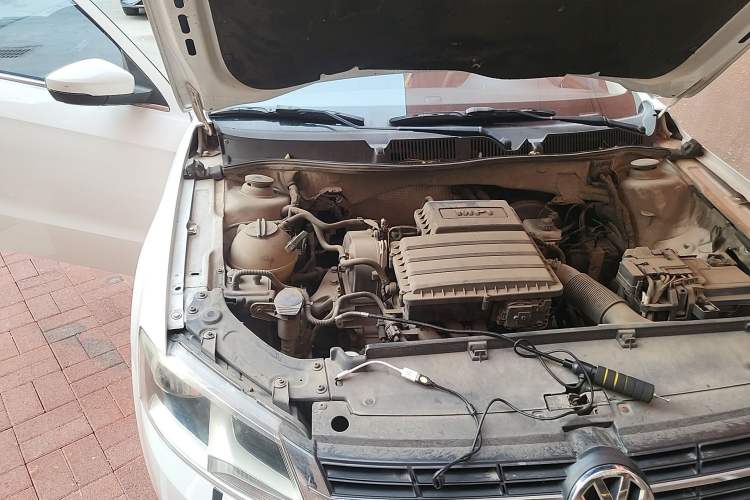 Used Volkswagen Gran Lavida 2013 1.6L Manual Comfort Model Engine Bay Right
