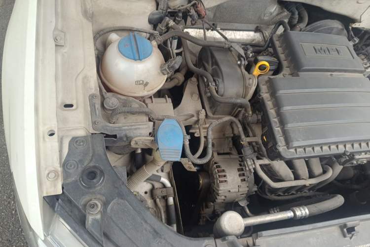 Used Volkswagen Gran Lavida 2013 1.6L Manual Fashion Model Engine Bay Right
