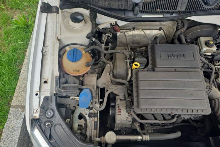 Used Volkswagen Gran Lavida 2013 1.6L Manual Fashion Model Engine Bay Right