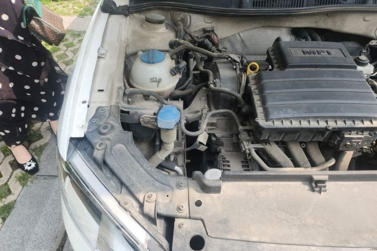 Used Volkswagen Gran Lavida 2013 1.6L Manual Comfort Model Engine Bay Right