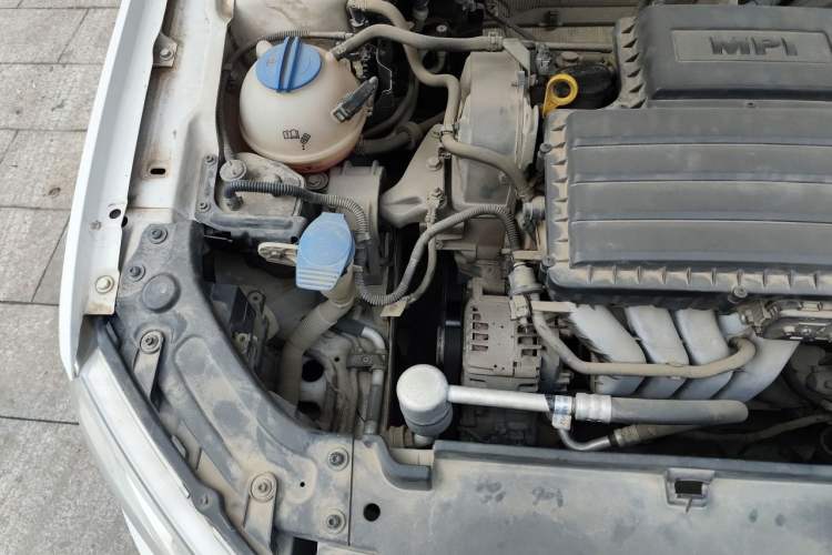 Used Volkswagen Gran Lavida 2013 1.6L Manual Fashion Model Engine Bay Right
