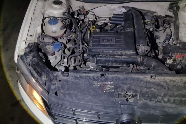 Used Volkswagen Gran Lavida 2013 1.4 TSI Automatic Luxury Model Engine Bay Right