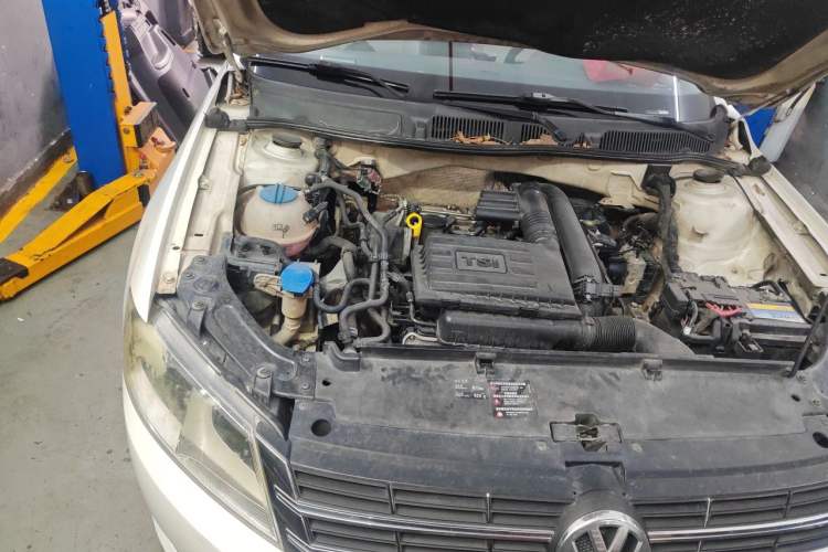 Used Volkswagen Gran Lavida 2013 1.4 TSI Automatic Comfort Model Engine Bay Right
