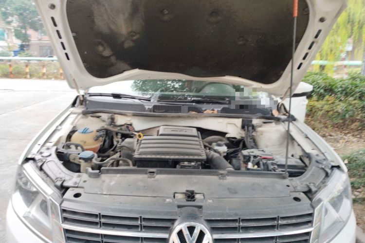 Used Volkswagen Gran Lavida 2013 1.6L Manual Fashion Model Engine Bay