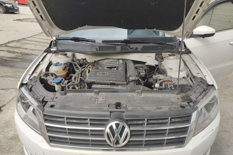Used Volkswagen Gran Lavida 2013 1.4 TSI Automatic Comfort Model Engine Bay