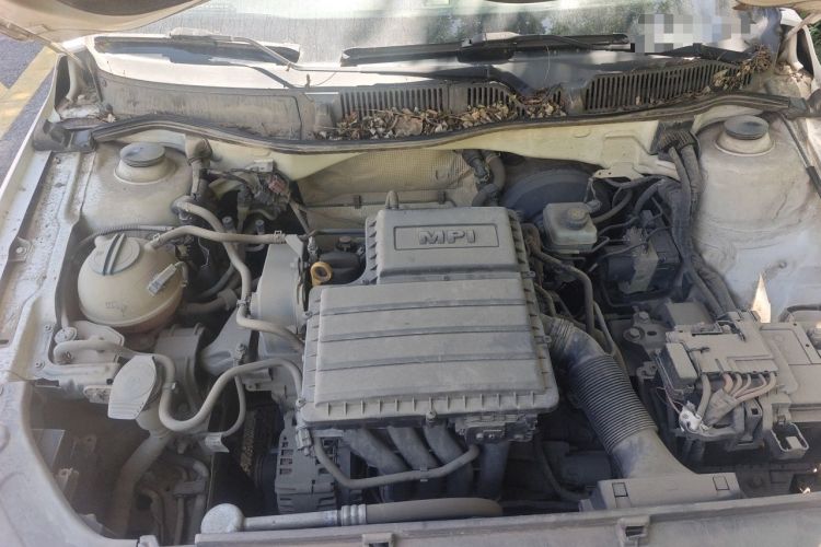 Used Volkswagen Gran Lavida 2013 1.6L Manual Fashion Model Engine Bay