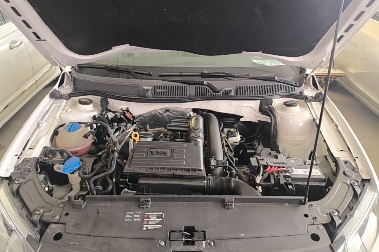 Used Volkswagen Gran Lavida 2013 1.4 TSI Automatic Comfort Model Engine Bay