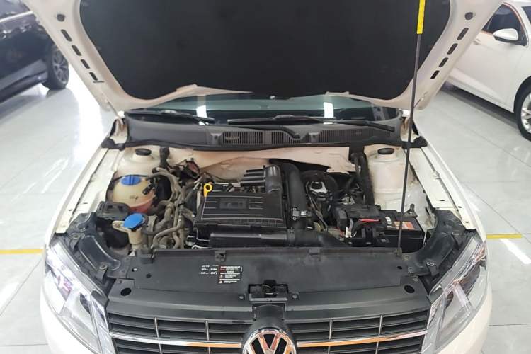 Used Volkswagen Gran Lavida 2013 1.4 TSI Automatic Comfort Model Engine Bay