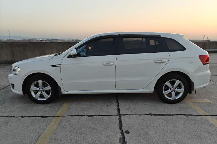 Used Volkswagen Gran Lavida 2013 1.6L Manual Fashion Model Exterior 2